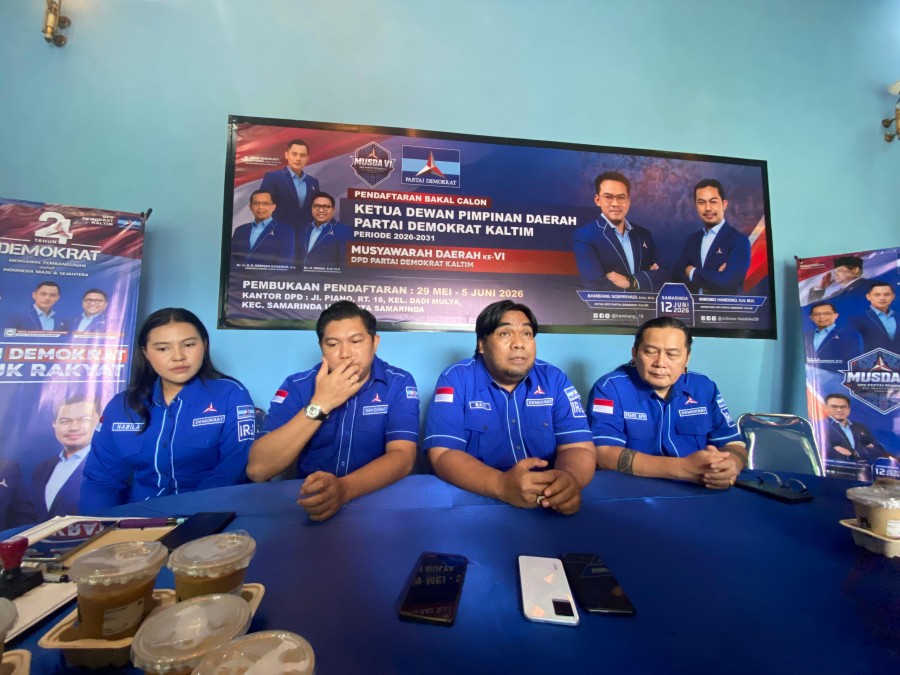 Jajaran SC dan OC yang menjelaskan tahapan dari di bukannya pendaftaran bakal calon ketua DPD Demokrat.(Ainur/Korankaltim.com)