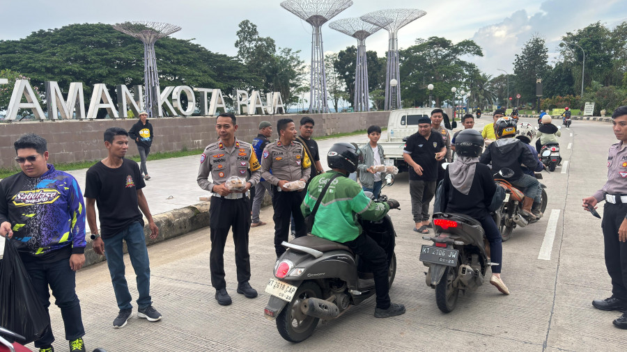Satlantas dan IMI Kukar Bagikan Ratusan Takjil di Taman Kota Raja