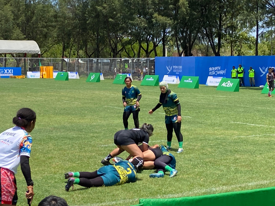 Tim putri rugby Kaltim saat melawan tim putri Banten di babak penyisihan. (Foto: Ainur/Korankaltim.com)