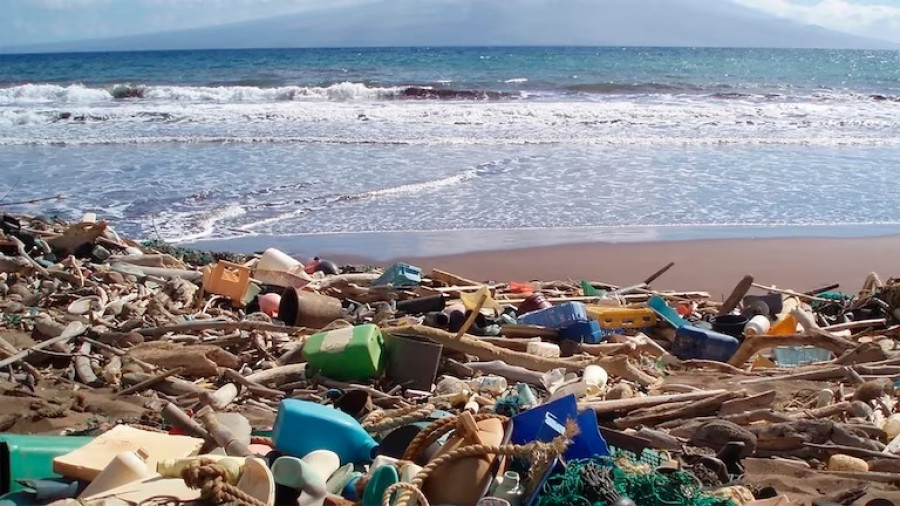 Sampah di laut yang sebagian besar adalah plastik, tak terlihat mengambang namun hanya bisa hilang setelah ratusan tahun dan bertransformasinya menjadi mikroplastik (infobae)