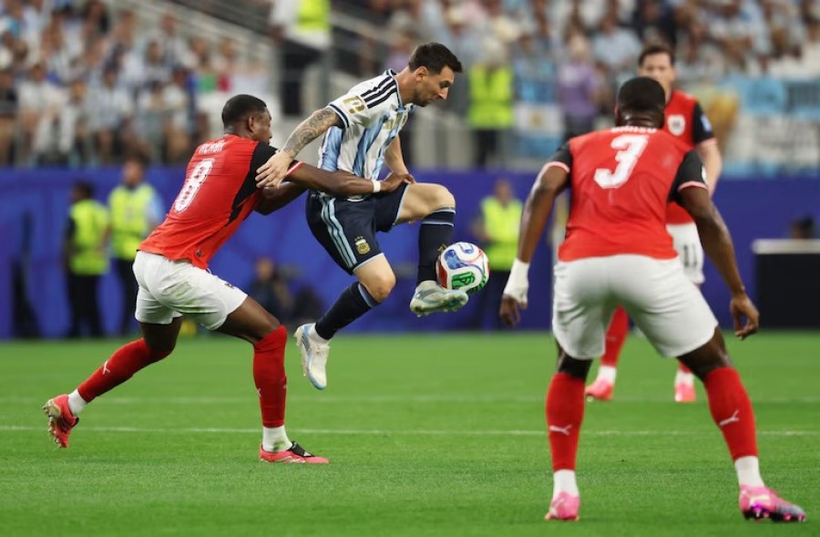 Lionel Messi (tengah) dikawal dua pemain Austria pada pertandingan dini hari tadi. (Foto: Reuters/Troy Taormina)