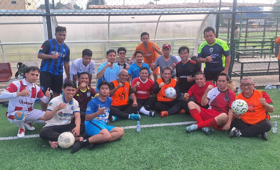 Kebersamaan Presiden PKS Almuzzammil Yusuf (duduk empat dari kanan) bersama wartawan Samarinda yang tergabung dalam JFC usai laga silaturahmi di mini soccer Aubry pagi tadi. (ist)