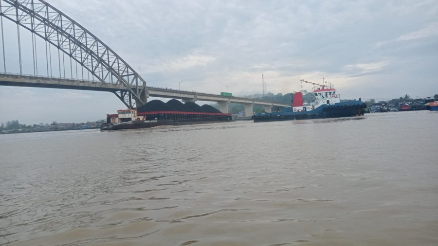 BREAKING NEWS: Tongkang Batu Bara Tabrak Pilar Jembatan Mahulu