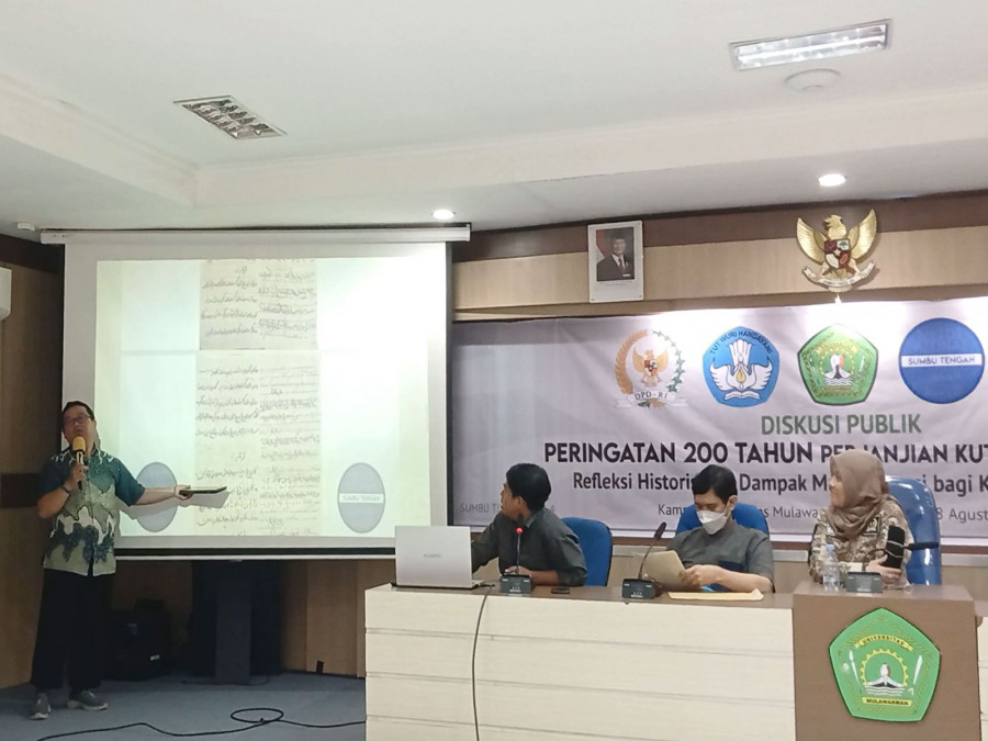 Pembacaan naskah teks Arab Melayu perjanjian Sultan Kutai dan Hindia Belanda 8 Agustus 1825 dalam Diskusi Publik Peringatan 200 Tahun Perjanjian Kutai-Belanda 1825 di Kampus FKIP Universitas Mulawarman Samarinda, 8 Agustus 2025; dari kiri: Muhammad Azmi,