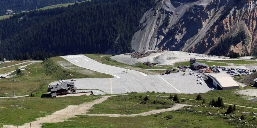 Bandara Courchevel yang terletak pada ketinggian 2.008 meter di atas permukaan laut dan memiliki landasan pacu tercuram di dunia (infobae).