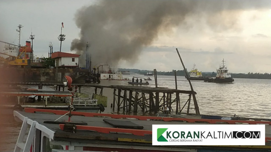 Kepulan asap yang berasal dari sebuah kapal di Galangan PT Barokah Perkasa pada Kamis (11/2/2021) hari ini.(Foto:Nancy/korankaltim.com)