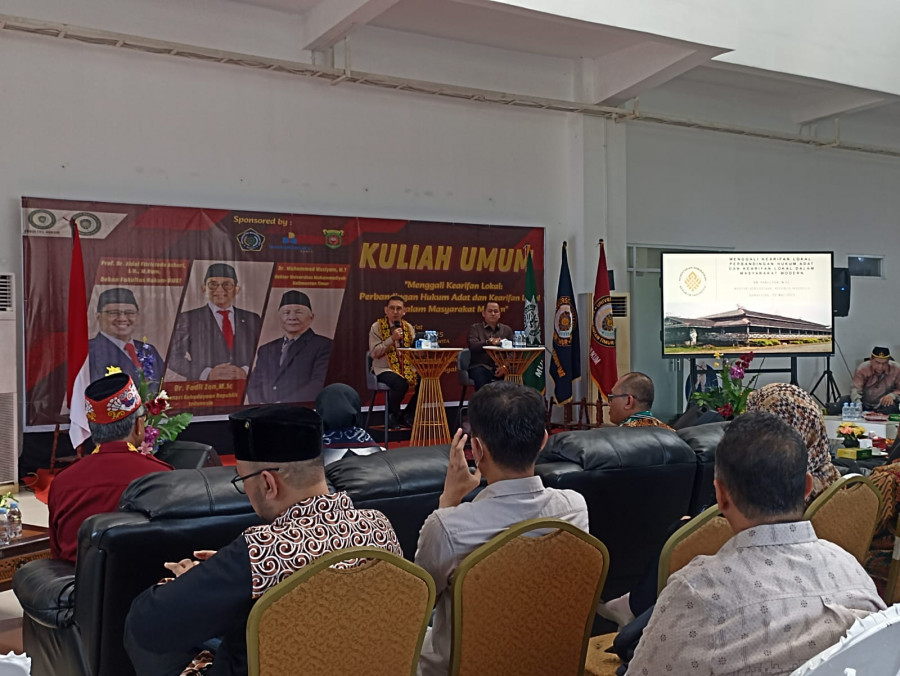 Menteri Kebudayaan RI, Fadli Zon saat menjadi pembicara dalam kegiatan Kuliah Umum di UMKT (Surya/Korankaltim.com)