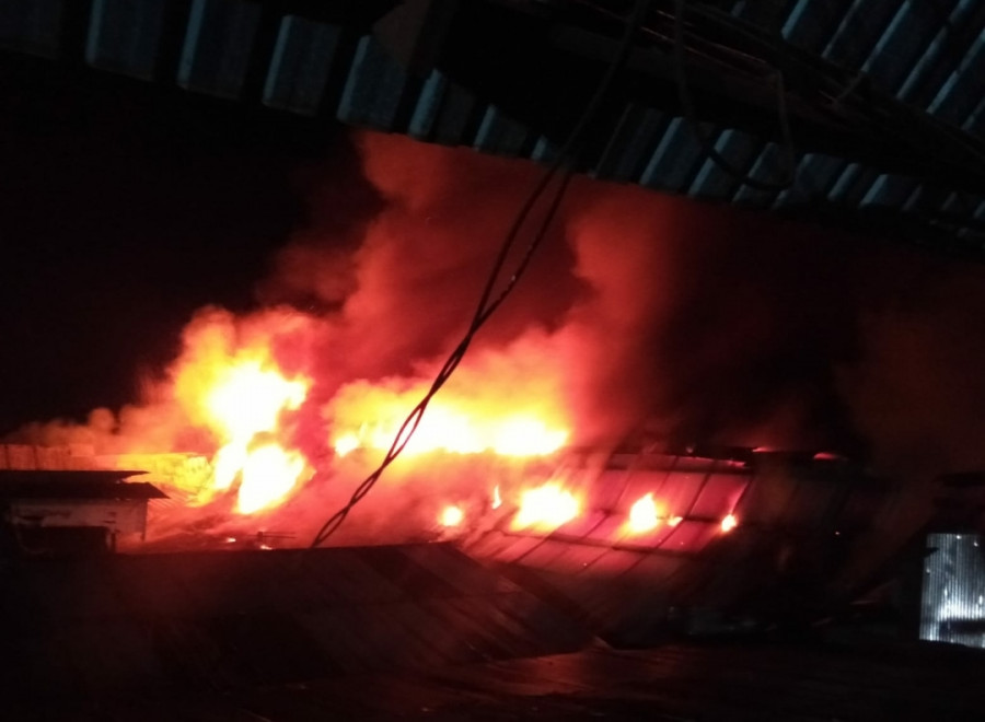 Kobaran api yang melahap los ikan asin dan pakaian bekas di pasar segiri Sabtu (5/3/2022) hari ini. (Foto: Nancy/korankaltim.com)