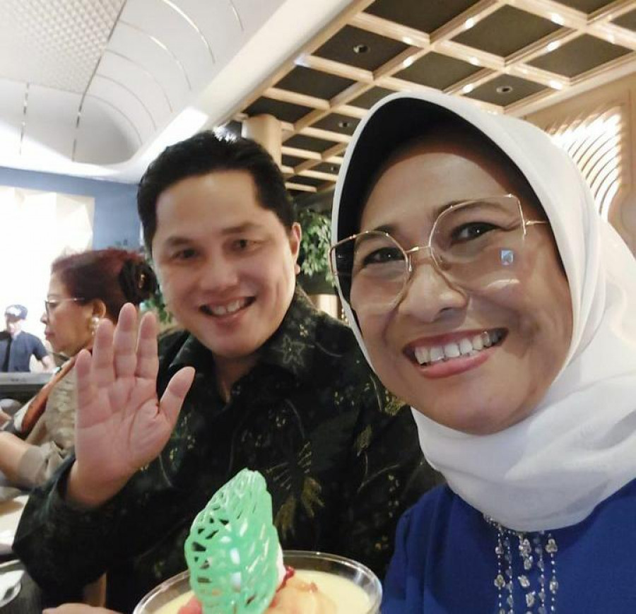 Wakil Ketua Komisi X DPR RI Hetifah, berfoto bersama Ketua PSSI Terpilih Ericj Thohir (Instagram/@hetifah)