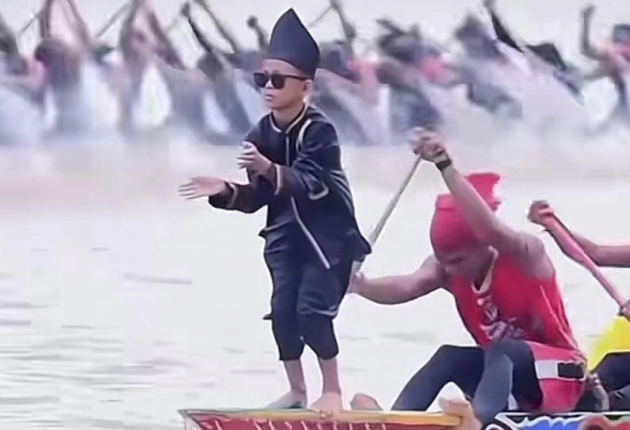 Aksi Dhika diujung perahu pada lomba pacu jalur. (bbc.com)
