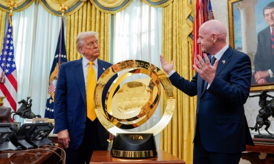 Donald Trump (kiri) bersama Presiden FIFA Gianni Infantino saat memperkenalkan trofi Piala Dunia 2026 lalu. (Foto: Chris Kleponis/EPA)