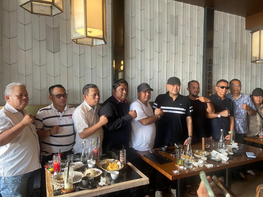 Ketua DPW PAN Kaltim, Erwin Izharuddin, bersama AMP Kaltim, saat menegaskan arah partainya dalam Hak Angket.(Ainur/Korankaltim.com)
