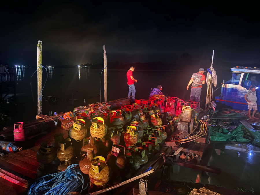 BREAKING NEWS: Kapal Pengangkut Ratusan Tabung Gas dan Sembako Meledak di Perairan Berau