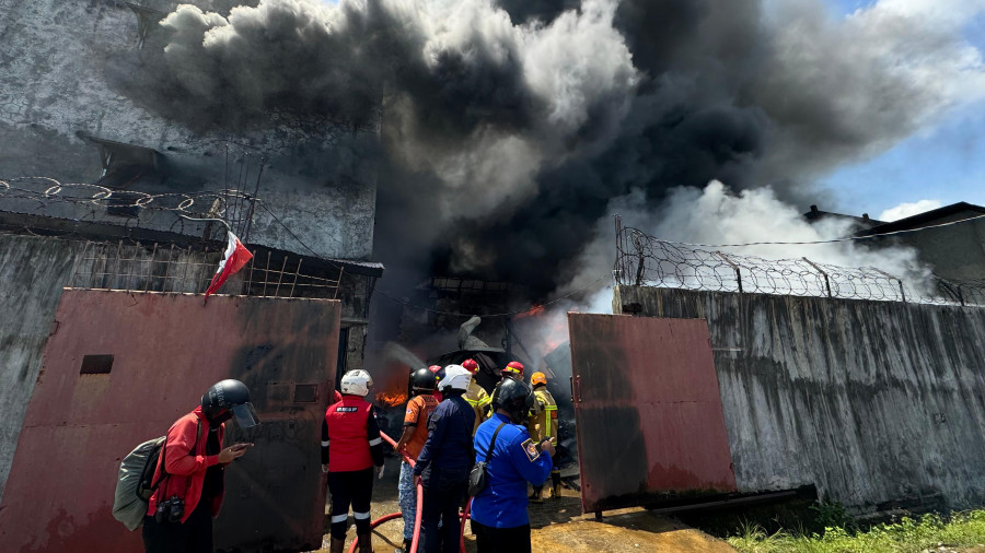 Kobaran api membara di gudang pecah belah kawasan Bukit Cinta, Balikpapan Tengah, Selasa (17/9/2024). (Foto: David Purba/Korankaltim.com)