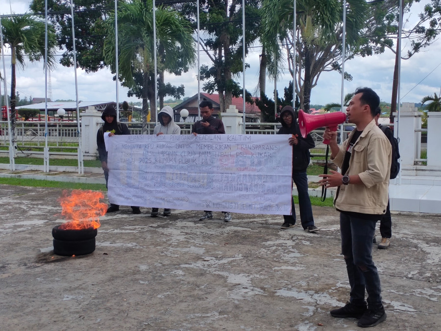 Aliansi Pemuda Penegak Keadilan Kaltim saat melakukan demo di Kantor KPU Kukar (Erlita/Koran Kaltim)