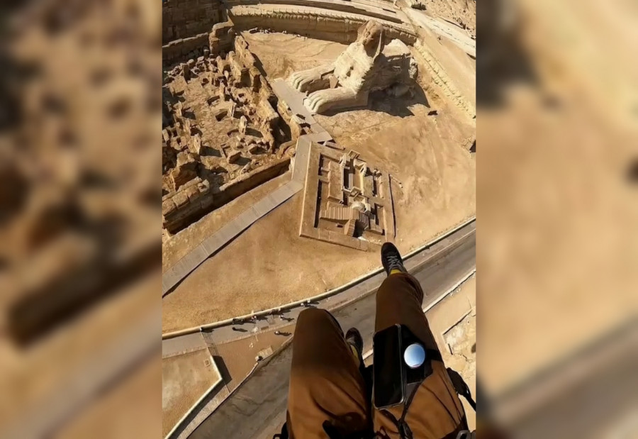 Menakjubkan, Pria Ini Terbang di Atas Patung Sphinx