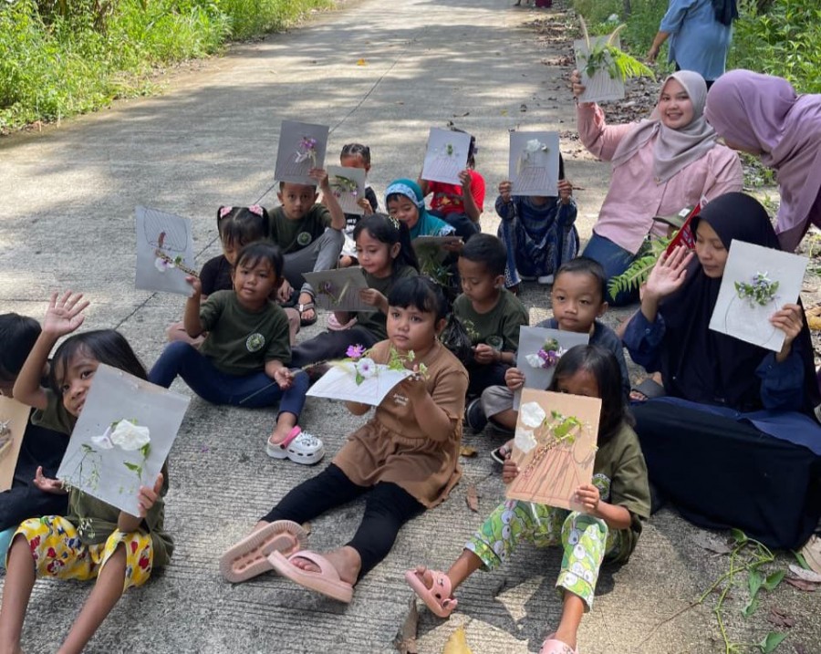 Anak yang diujung kota Samarinda terpaksa belajar ditengah keterbatasan akses dan fasilitas pendidikan yang layak (Ist).