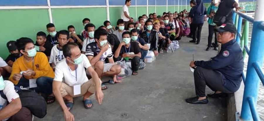 WNI yang dideportasi dari Malaysia saat tiba di Pelabuhan Tunon Taka Nunukan. (korankaltara)