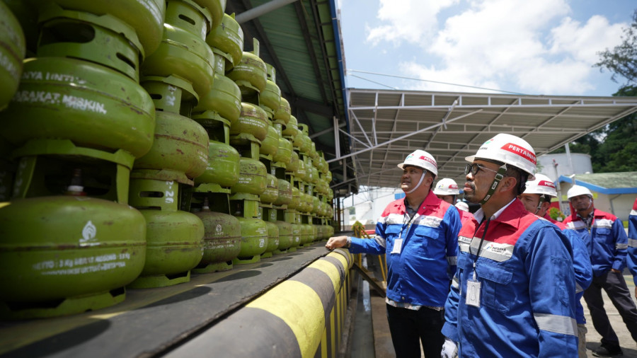 Direktur Utama PT Pertamina Patra Niaga Riva Siahaan, bersama Executive Regional Manager (EGM) Regional Kalimantan Alexander Susilo memastikan kesiapan sarana dan fasilitas lembaga penyalur serta Satgas RAFI 2024 di Kaltim. (Foto: Pertamina Patra Niaga)