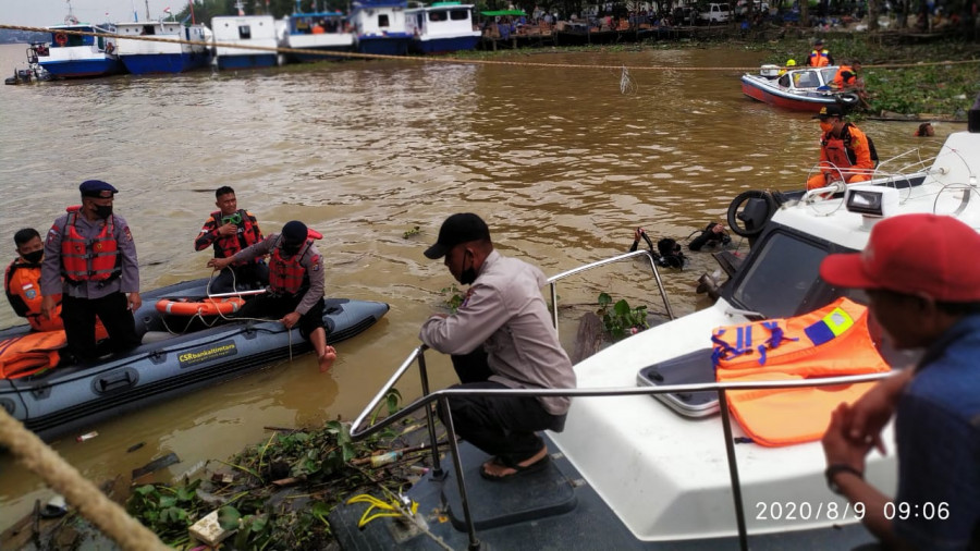 BREAKING NEWS: Video - Diduga Sopir dalam Pengaruh Miras, Mobil Terjun Bebas ke Sungai Mahakam