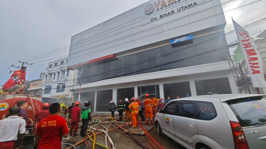 Dinas Pemadam kebakaran dan Penyelamatan Kota Samarinda bersama relawan berjibaku memadamkan kobaran api. (Foto: Adnan Abdul/Korankaltim.com)