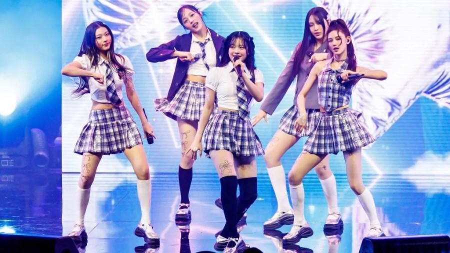 Meraih sukses sejak debut 2022, girl band NewJeans resmi bubar karena perselisihan dengan label rekaman. (bbc.com)