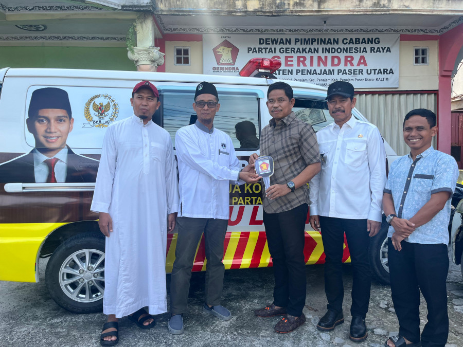 Ketua DPC Partai Gerindra PPU, Raup Muin bersama Wakil Bupati PPU, Abdul Waris Muin menyerahkan bantuan mobil ambulans kepada pengurus Yayasan Pondok Pesantren Hidayatullah, Jumat (16/5/2025). (Dok.Korankaltim.com)