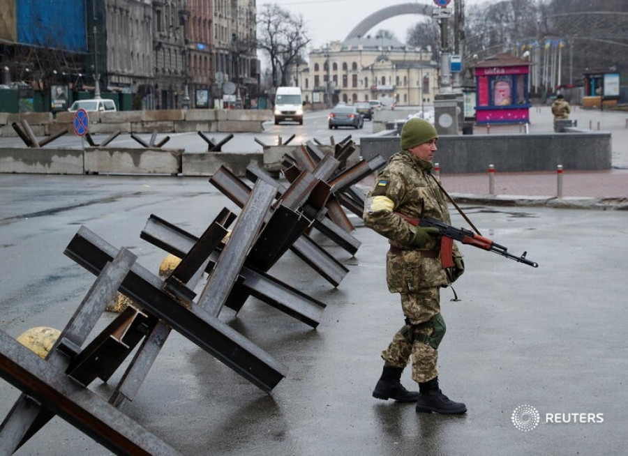 Pasukan Pertahanan Teritorial Ukraina berjaga di pos pemeriksaan saat invasi Rusia ke Ukraina. Penggunaan Clearview AI bisa mengidentifikasi siapa kawan siapa lawan. (Foto: reuters)