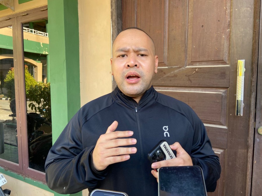 Kader Partai Gerindra, Akhmed Reza Fachlevi, yang ingatkan posisi adik presiden dan adik gubernur yang tidak setara, serta peran dan kepentingan yang sangat jauh berbeda.(Ainur/Korankaltim.com)