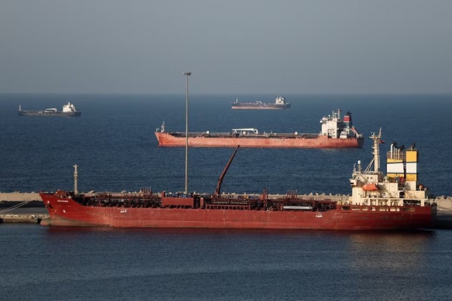Ekspor minyak mentah dari Arab Saudi, Irak dan UEA saat ini bergantung pada akses bebas ke Selat Hormuz (Reuters)