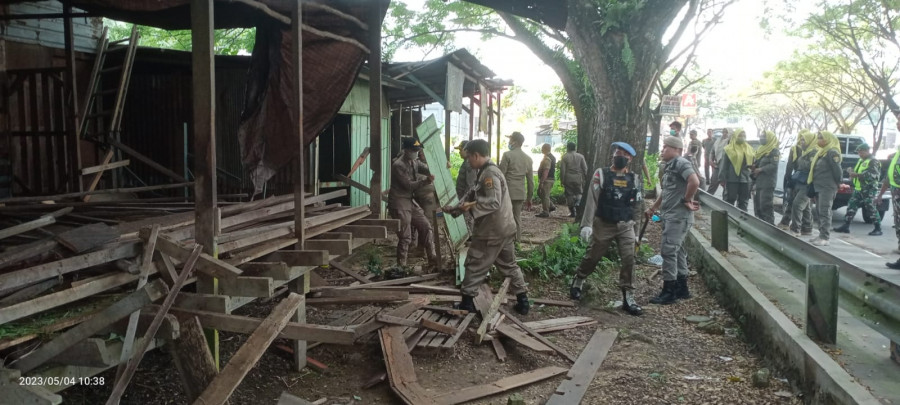 Satpol PP Samarinda Hancurkan Sejumlah Bangunan Ilegal di Sambutan
