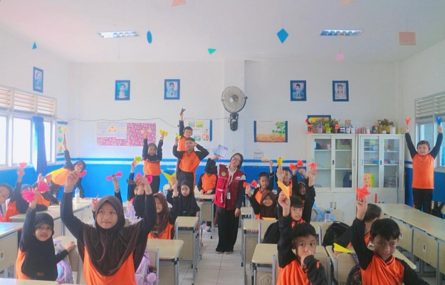 Pelaksanaan KKK yang mengimplementasikan teknik origami kepada peserta didik tingkat sekolah dasar. (Dok.korankaltim.com)