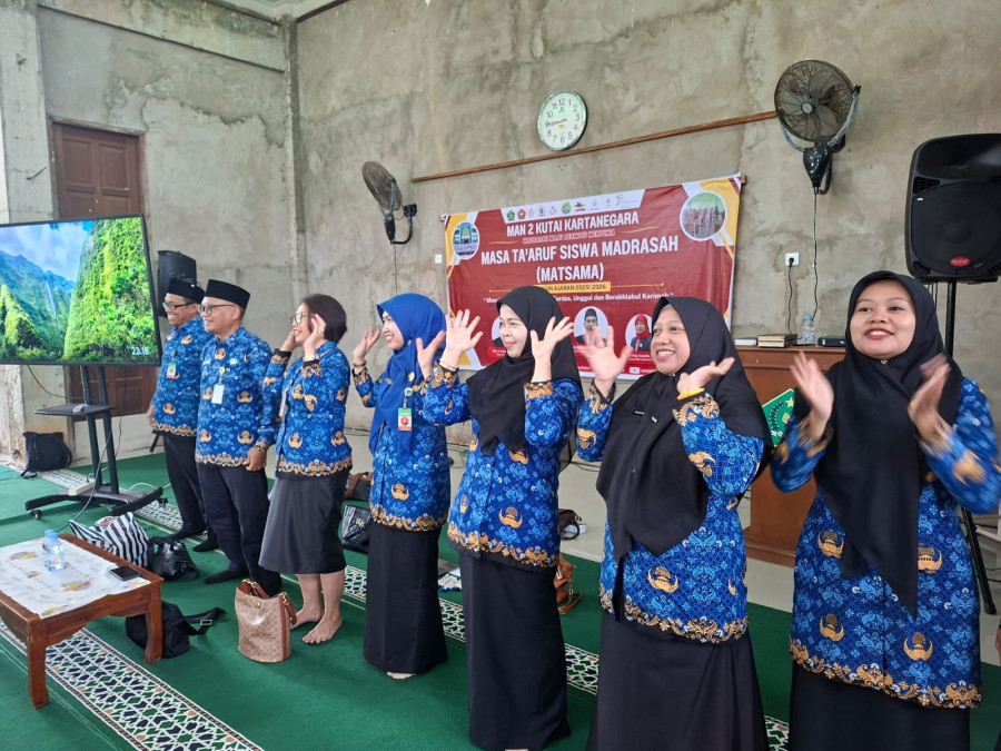 Kebersamaan DP3A dan para guru serta murid MAN 2 Kukar (heri/kk)