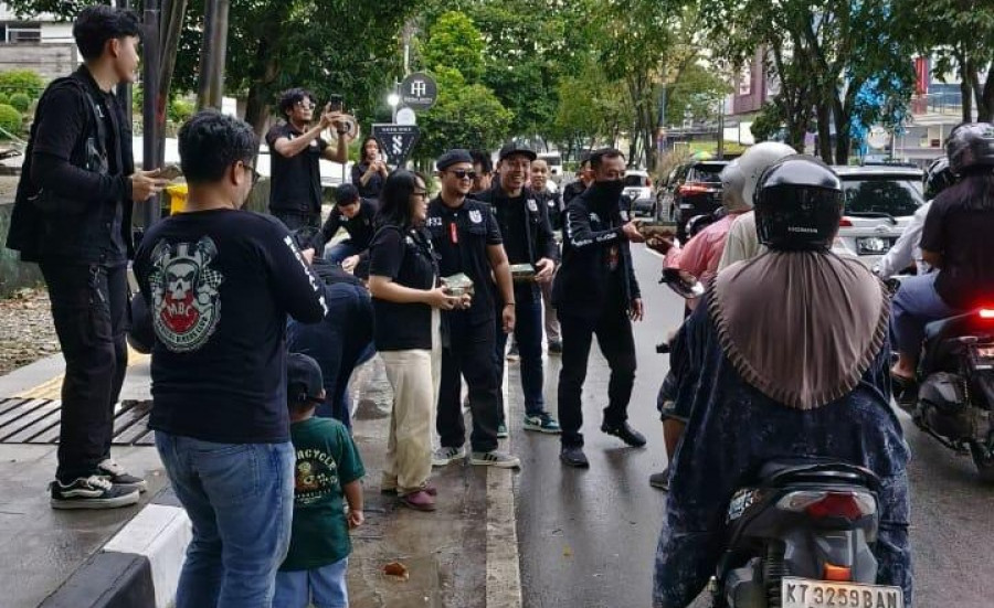 Keseruan MBC berbagi takjil di Jalan Pahlawan kawasan Tepian Hotel Kota Samarinda. (Foto: Istimewa)