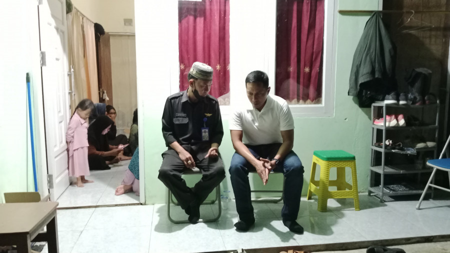 Dandim 0906/KKR, Letkol Inf Jeffry Satria melayat ke rumah duka Pratu Sandi Primadana, di Loa Lepu, Tenggarong Seberang. (Foto: Handayan/Korankaltim.com)