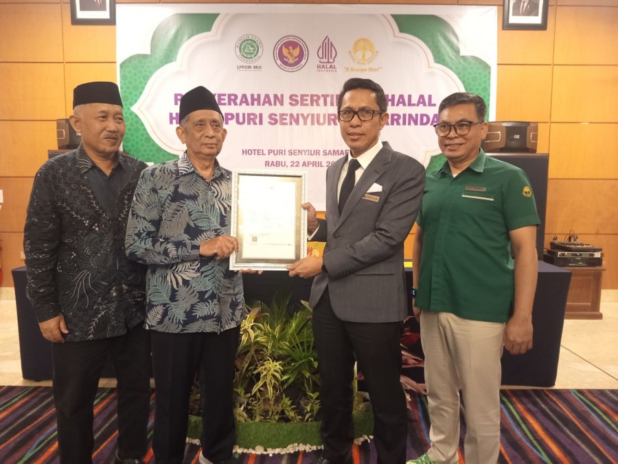 Penyerahan Sertifikat Halal dari MUI Kaltim kepada pihak Hotel Puri Senyiur (Rafik/Korankaltim.com).
