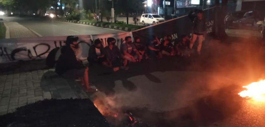 Breaking News: Tok! UU Omnibus Law Disahkan, Mahasiswa Protes Tutup Jalan dan Bakar Ban