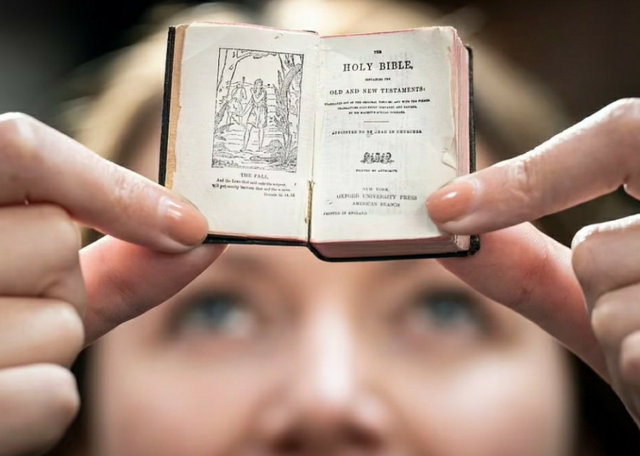 Alkitab Mini yang saat ini berada di perpustakaan Kota Leeds, Inggris. (Foto: dailymail)