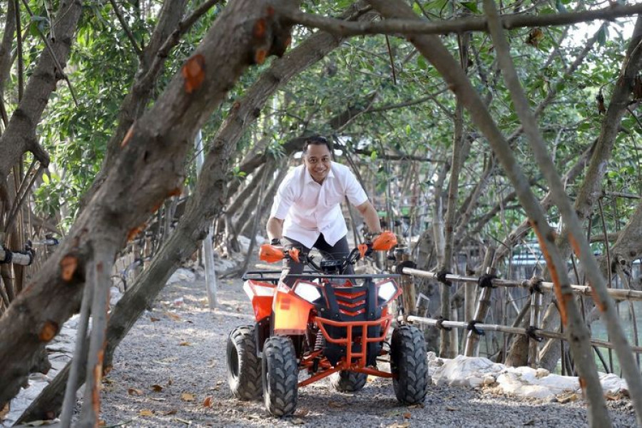 Wali Kota Surabaya, Eri Cahyadi saat meninjau penataan Eco Wisata Romokalisari. (Foto: Kompas.com)