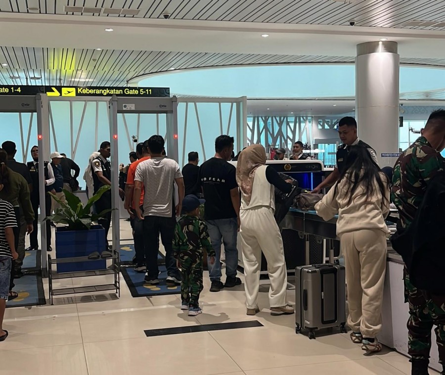 Pemeriksaan penumpang dan barang bawaan menggunakan mesin X-ray dan walk-through metal detector di Bandara SAMS Sepinggan Balikpapan (Rafik/Korankaltim.com).