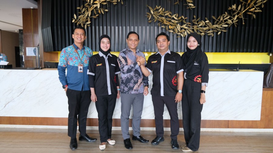 Foto bersama General Manager Midtown Hotel beserta jajaran dengan perwakilan Sunjaya Travel (istimewa).