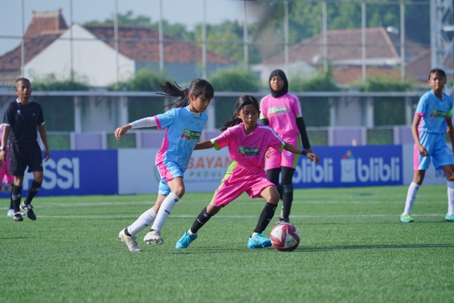 Tim All-Stars Malang (jersey biru) berhasil memenangi pertandingan melawan Tim All-Stars Samarinda (jersey pink) dengan skor 3-0 dalam matchday ketiga Grup A babak penyisihan MLSC All-Stars 2026 yang berlangsung.(Dok MLSC)