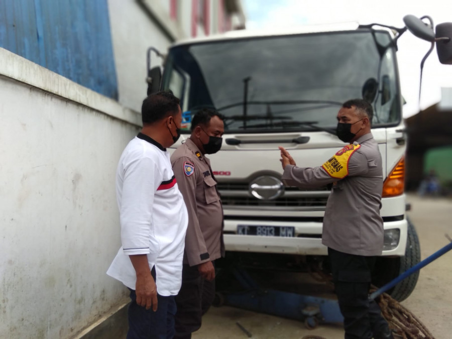 BREAKING NEWS: Truk Jalan Sendiri, Supir Terjepit Hingga Tewas di Jalan KH Harun Nafsi