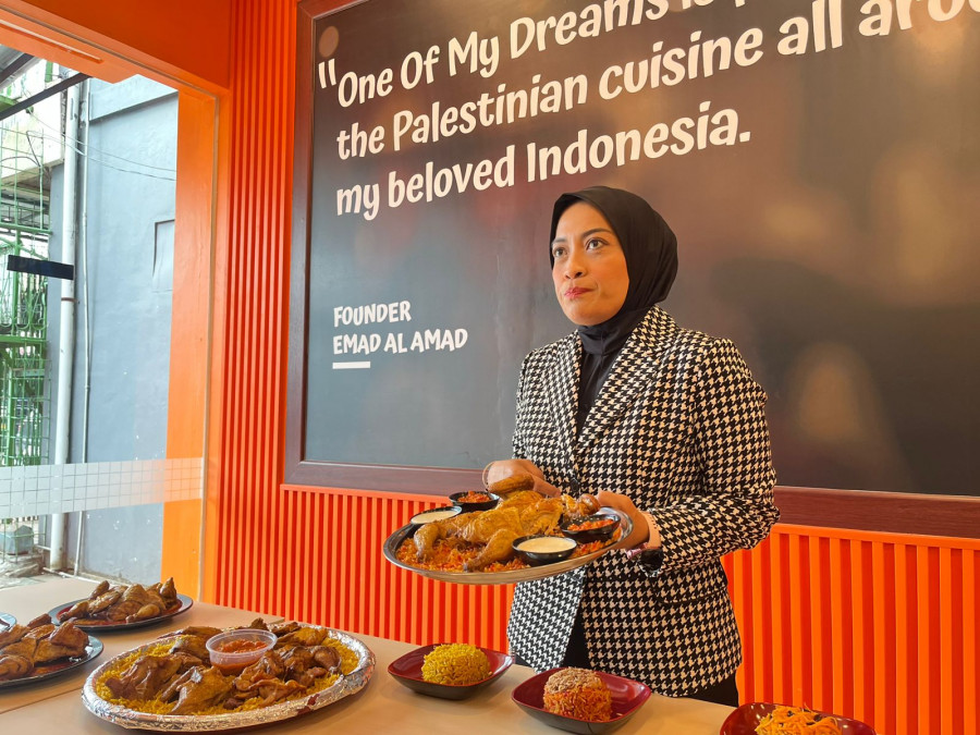 Irani Yusita, Marketing Manager Emado’s menunjukkan salah satu menu andalan khas Timur Tengah saat sesi pengenalan produk jelang pembukaan gerai baru di Samarinda. (Foto: Ayu/KoranKaltim.com)