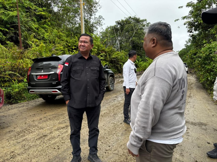 Kunjungan Ekti dan jajaran untuk melihat progres pembangunan jalan poros Tering-Ujong Bilang.(Istimewa)