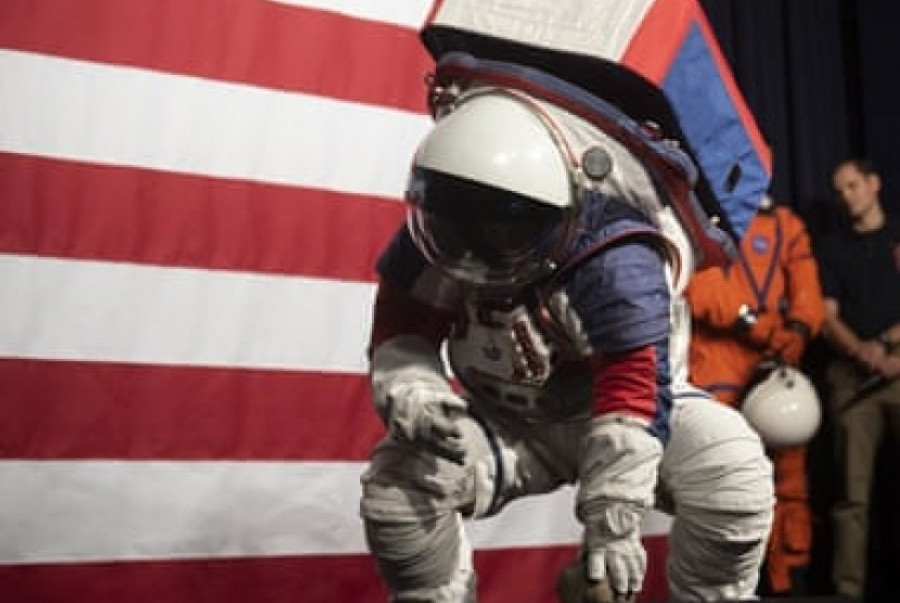 Setelan baju astronaut untuk misi Artemis 2024. (Foto: ap)