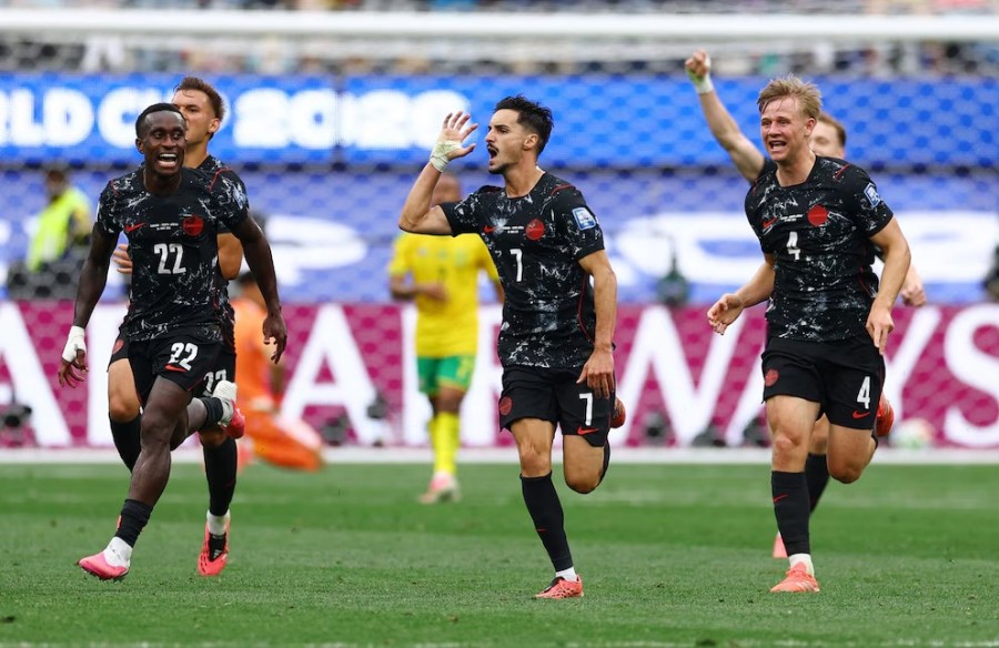 Stephen Eustaquio merayakan gol yang membawa Kanada lolos ke babak 16 besar (REUTERS/Matthew Childs)
