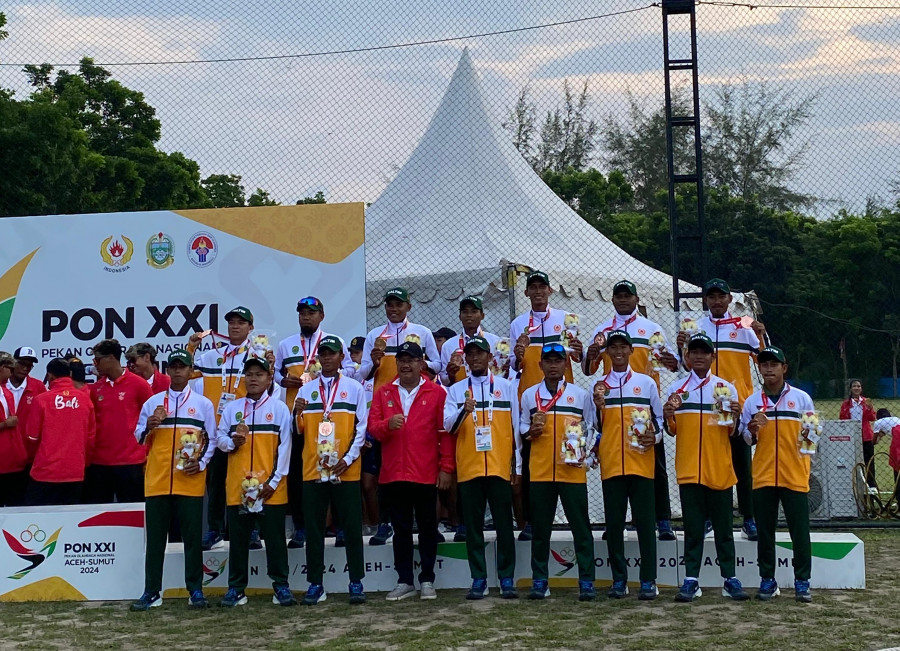 Tim kriket putra dan putri Kaltim nomor T10 berdiri di podium PON. (Foto: Dok Kriket)