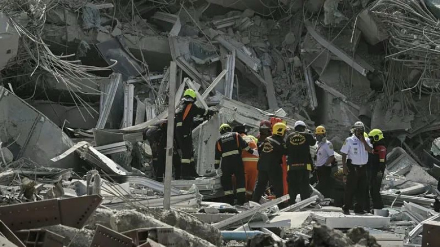 Bangunan gedung hancur setelah gempa bumi dengan magnitudo 7,7 mengguncang Myanmar. (Lillian SUWANRUMPHA/AFP)