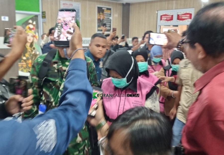 Delapan orang saat ditetapkan menjadi tersangka oleh Kejari Samarinda. (Foto: Adnan Abdul/Korankaltim.com)